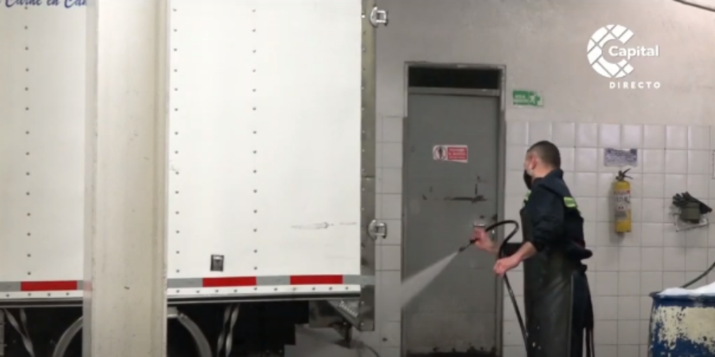 Así funcionan los lavaderos de carros nocturnos en Bogotá