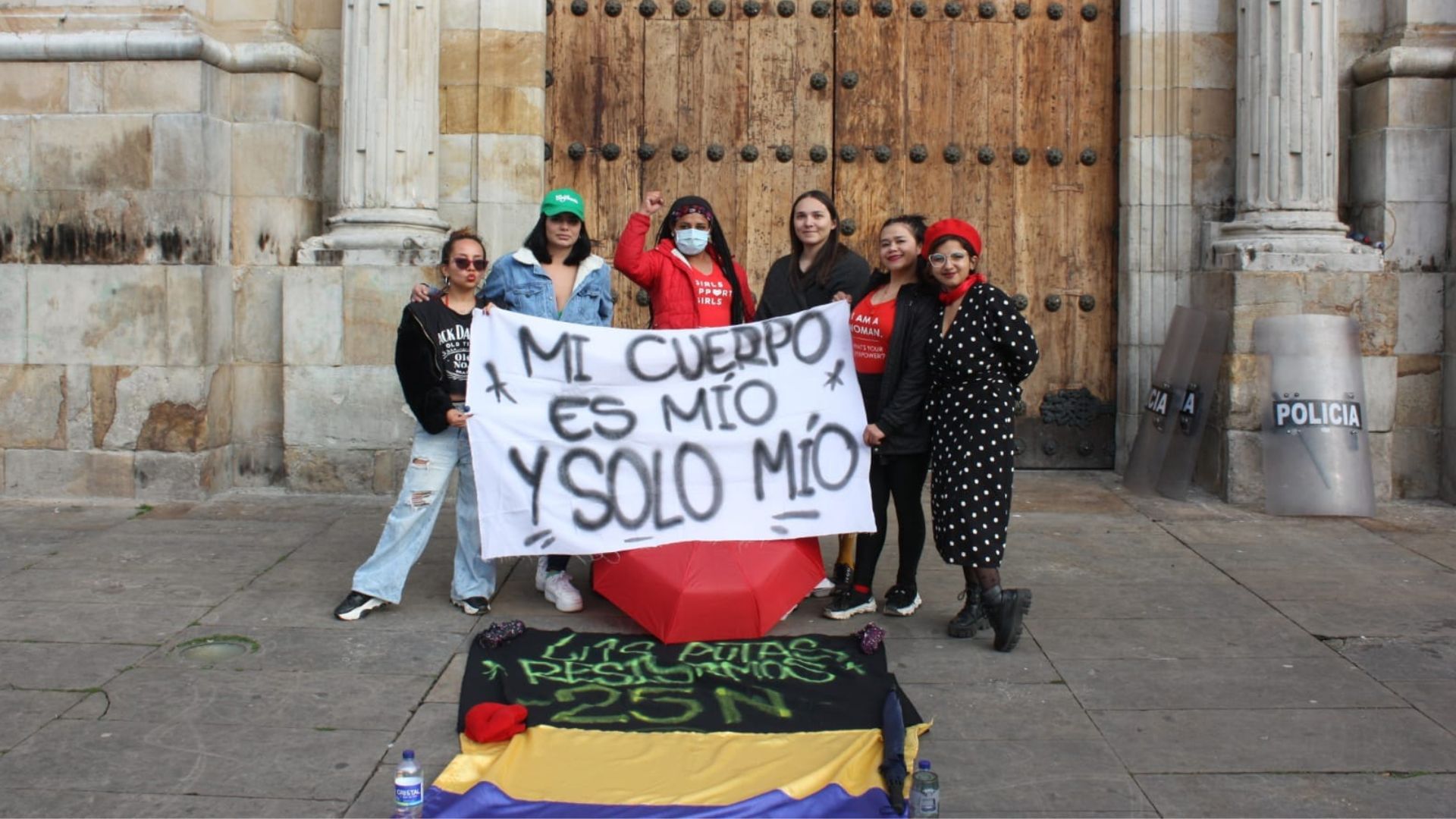 Mujeres sosteniendo una pancarta que dice "Mi cuerpo es mío y solo mío"