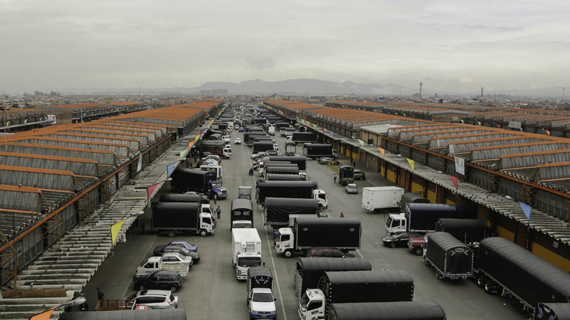 Bodegas de almacenamiento con camiones cargando alimentos