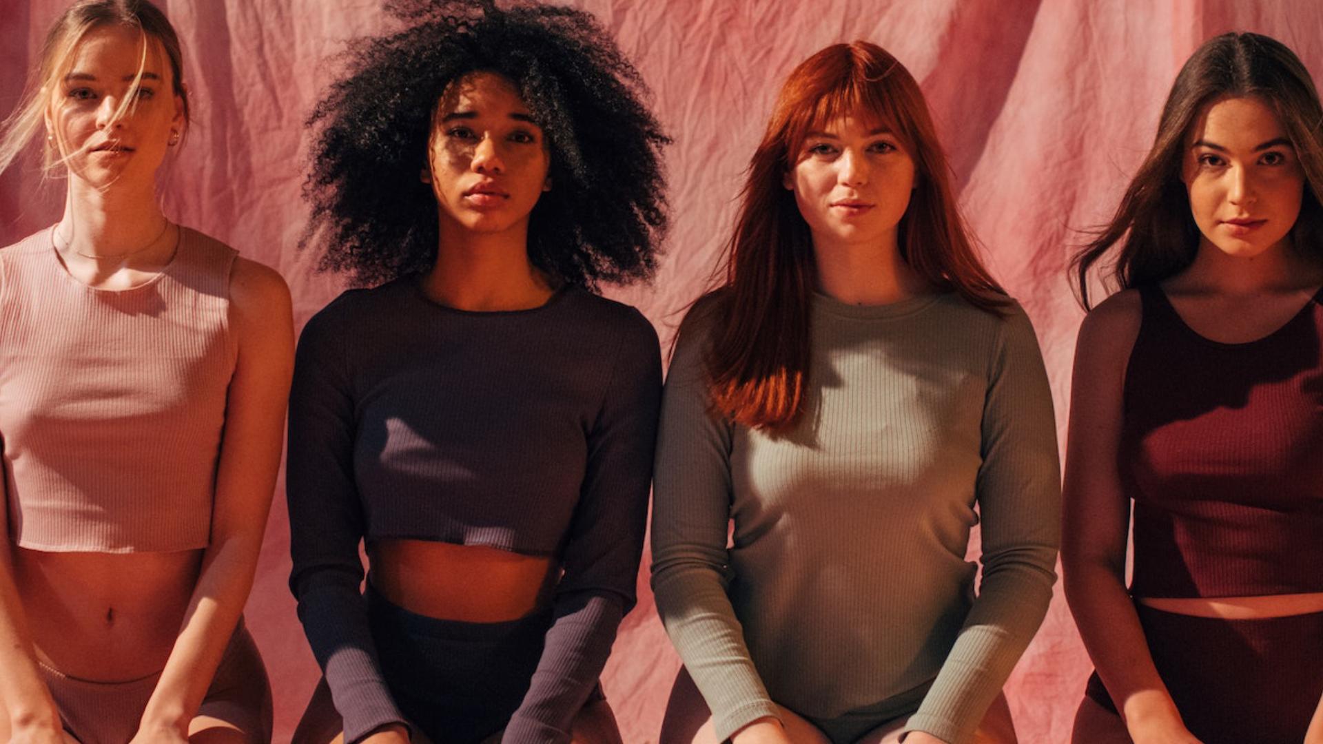 Cuatro mujeres de diferentes razas