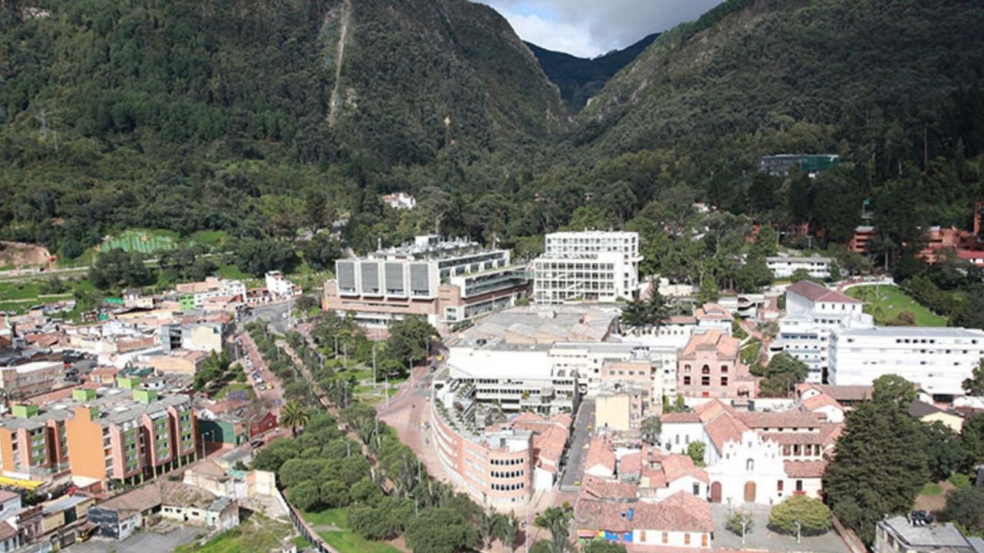 Cerros Orientales. En sus faldas hay edificios de vivienda y la Universidad de los Andes