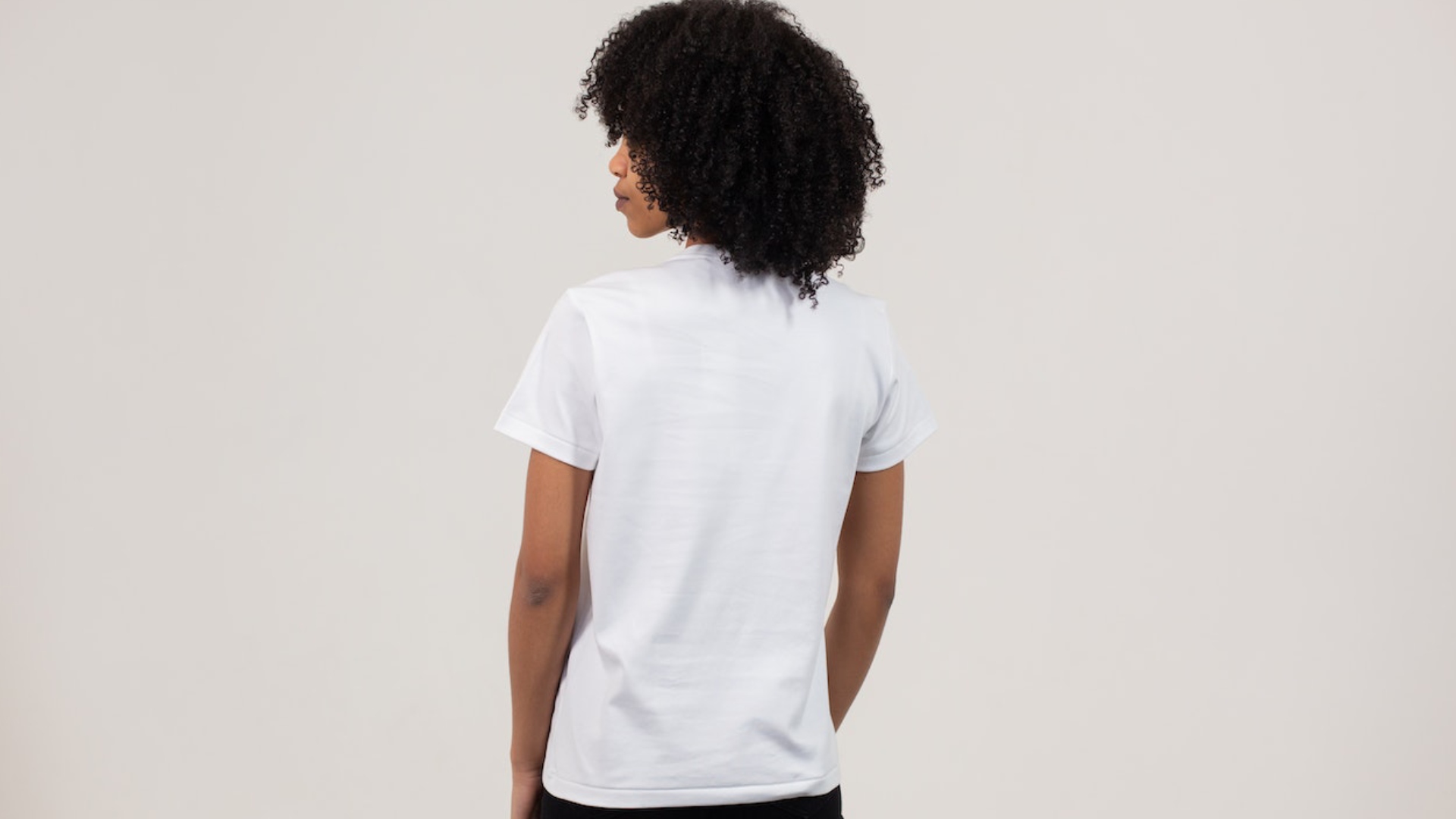 Mujer Afrocolombiana de espalda