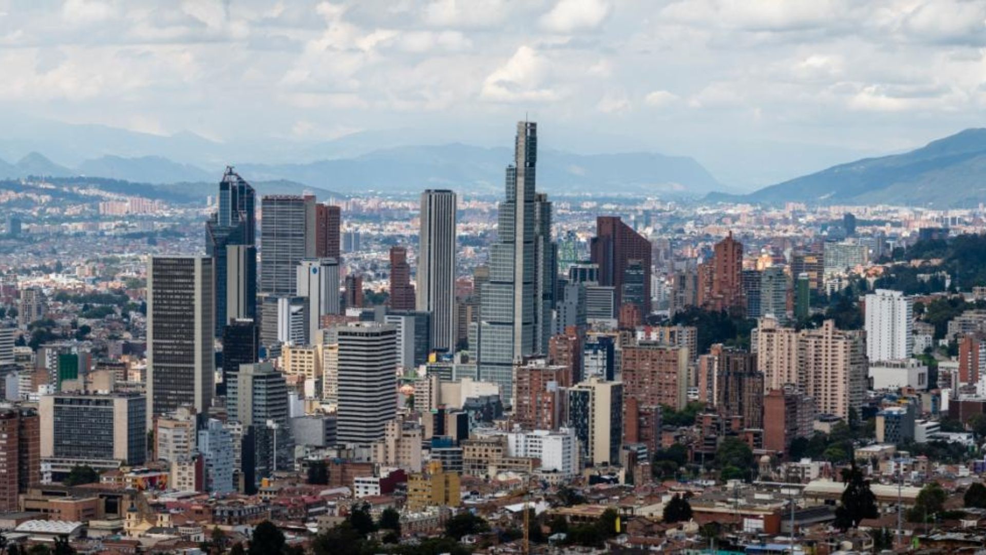 Vista panorámica de Bogotá: rascacielos, edificios y cielo azul