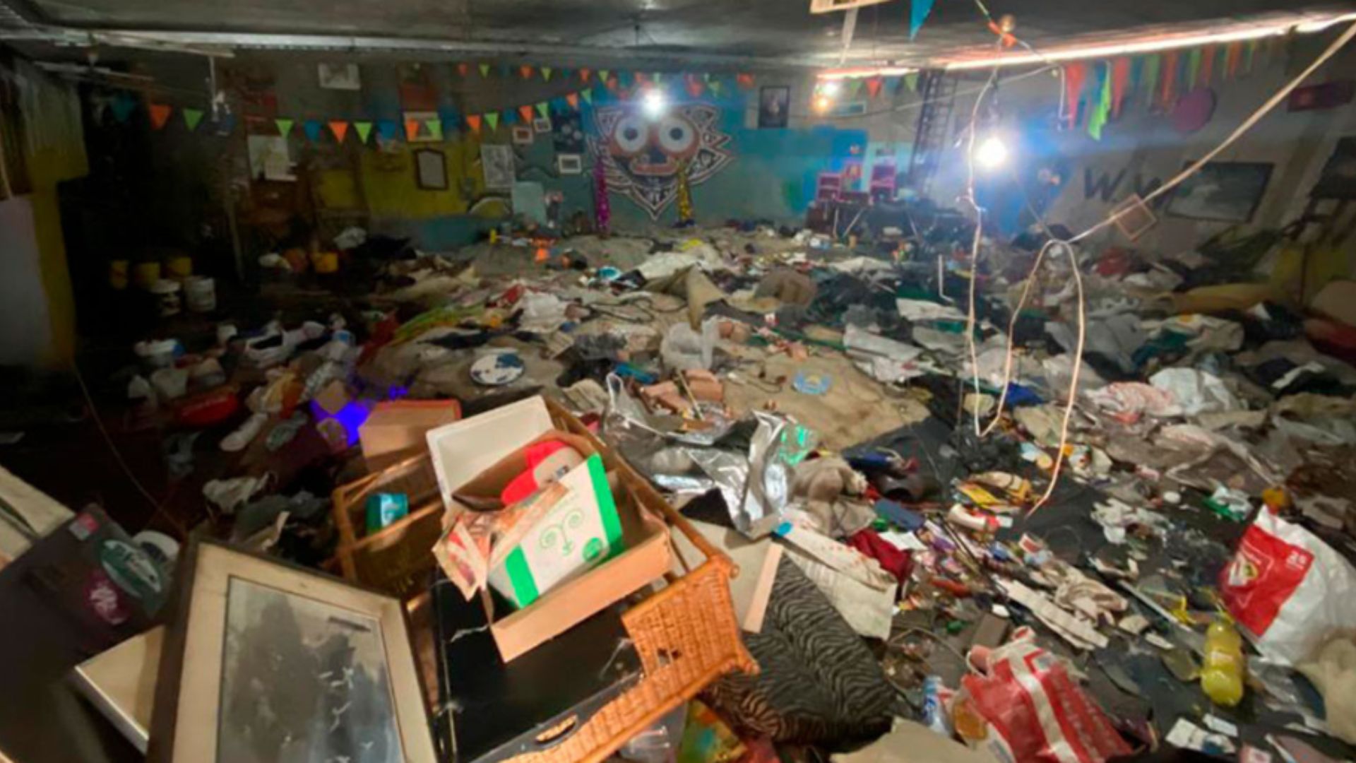 Habitación llena de basura