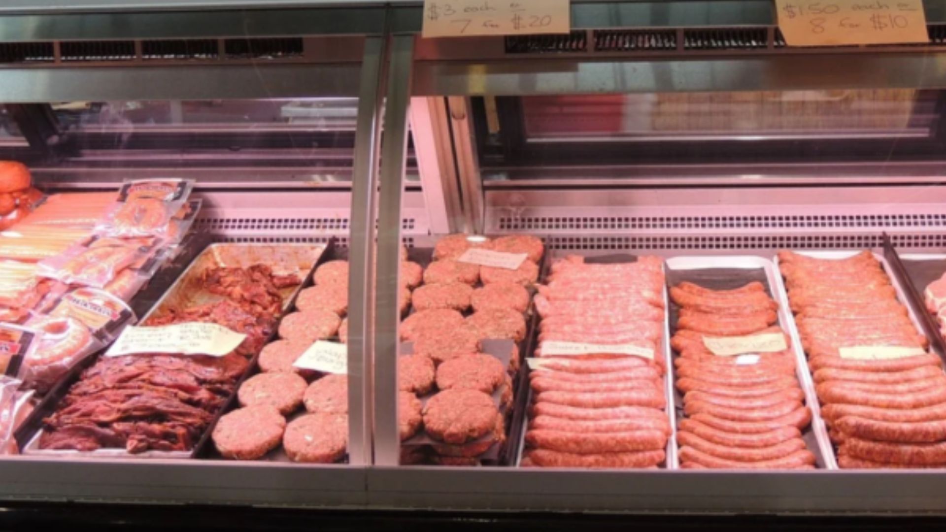 Mostrador lleno de productos cárnicos