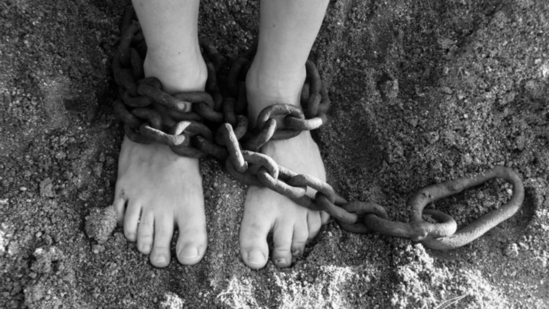 Pies atados a unas cadenas en un bosque