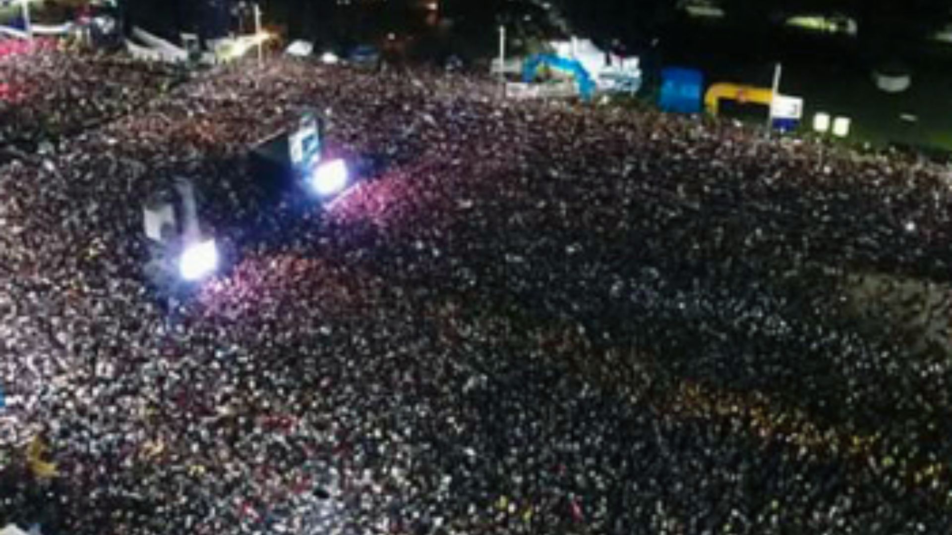 Concurrencia de personas en un escenario nocturno al aire libre en el marco del Festival de Verano 2019 en Bogotá