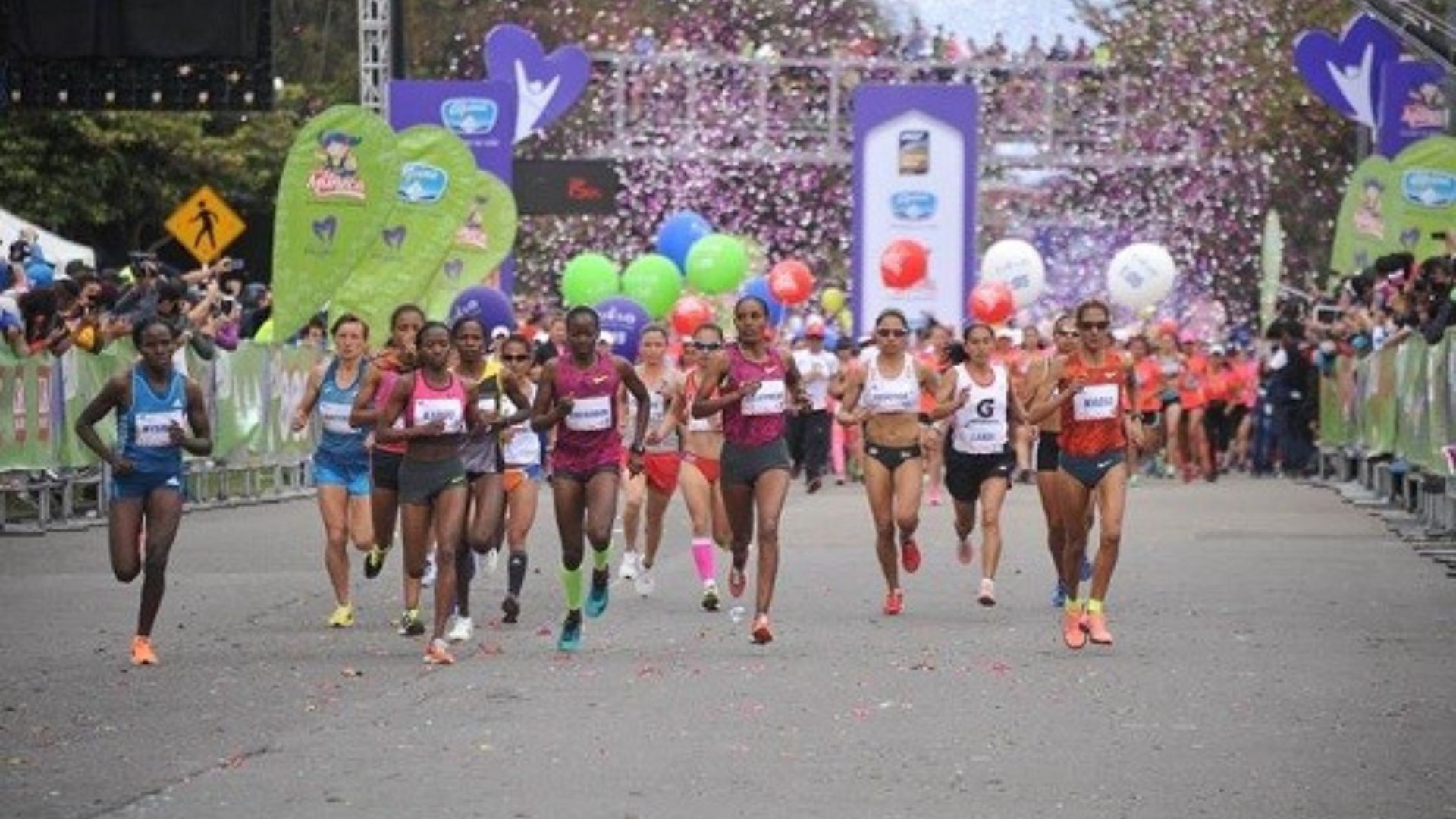 Mujeres deportistas corriendo durante una de las ediciones de la Carrera de la Mujer