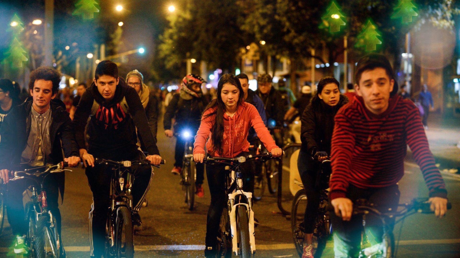 Pedalea bajo las estrellas: la magia de la Ciclovía Nocturna en Bogotá