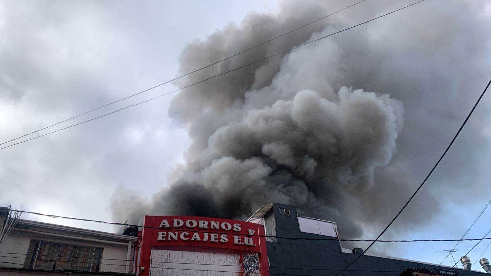 Bomberos trabajan para contrarrestar incendio en el centro de Bogotá dentro de un centro comercial en San Victorino