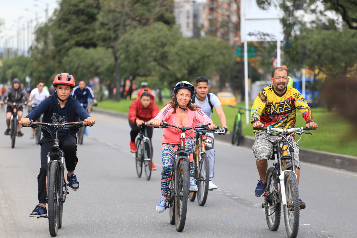 ‘Ciclovía de Bogotá: 50 años de historias de domingo’, un hito en la historia urbana y social