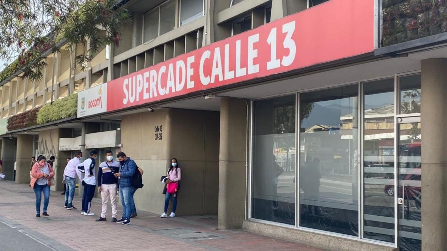Falsos tramitadores acechan el SuperCADE de Movilidad en Bogotá