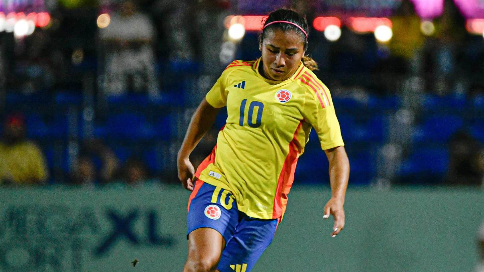 Jugadora de fútbol con uniforme amarillo