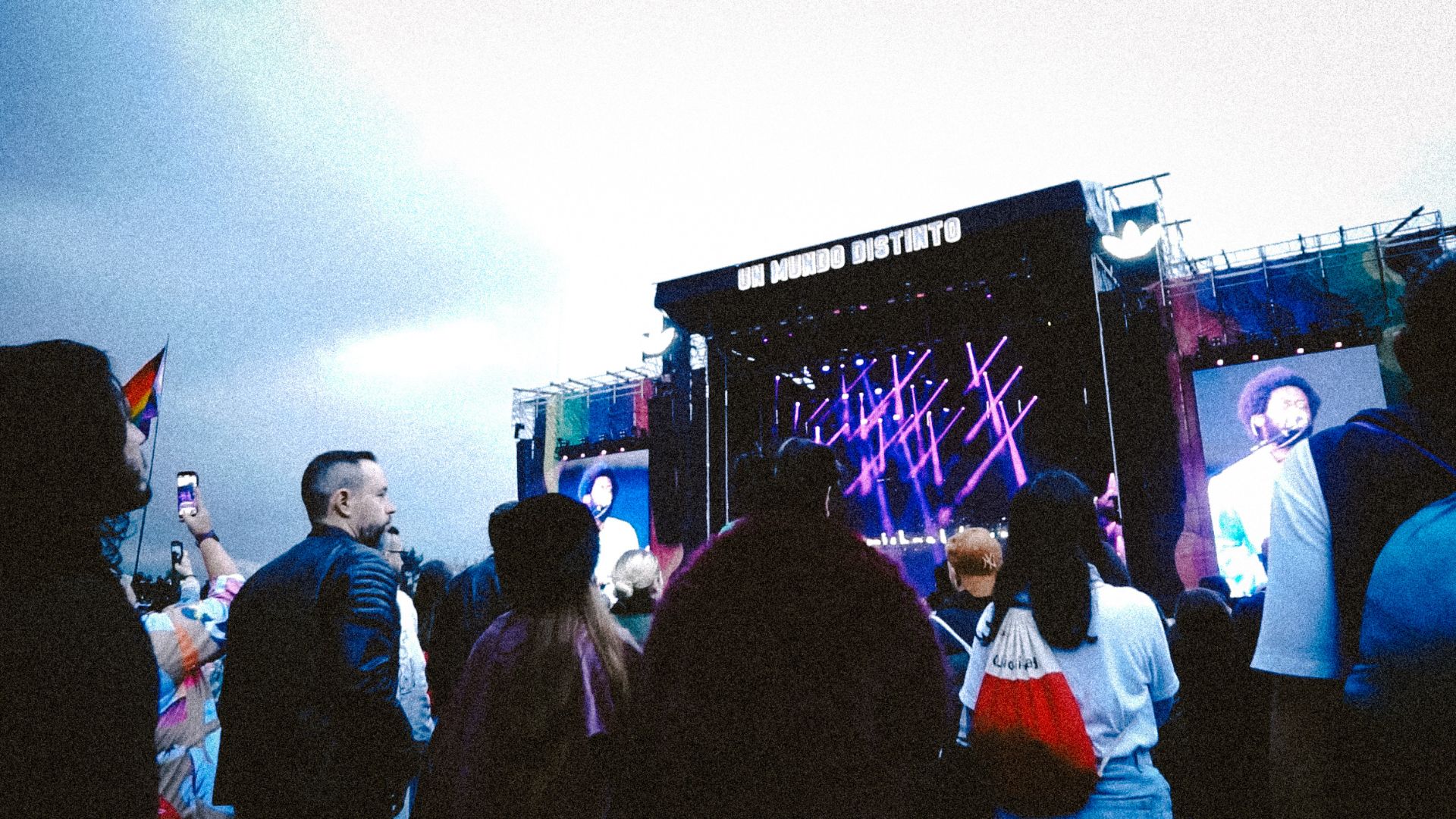 Ni una tormenta eléctrica puede parar la euforia de vivir en ‘Un Mundo Distinto’