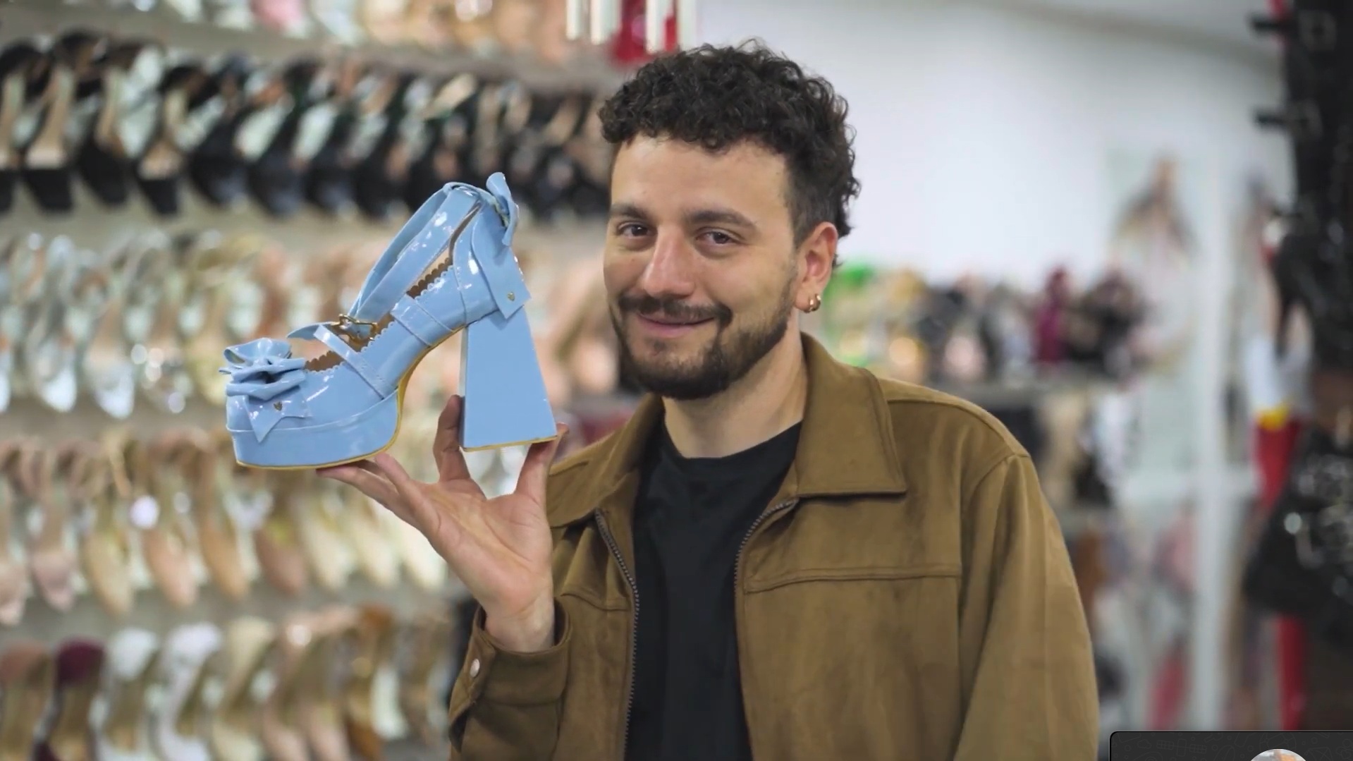 David Moncada con un zapato