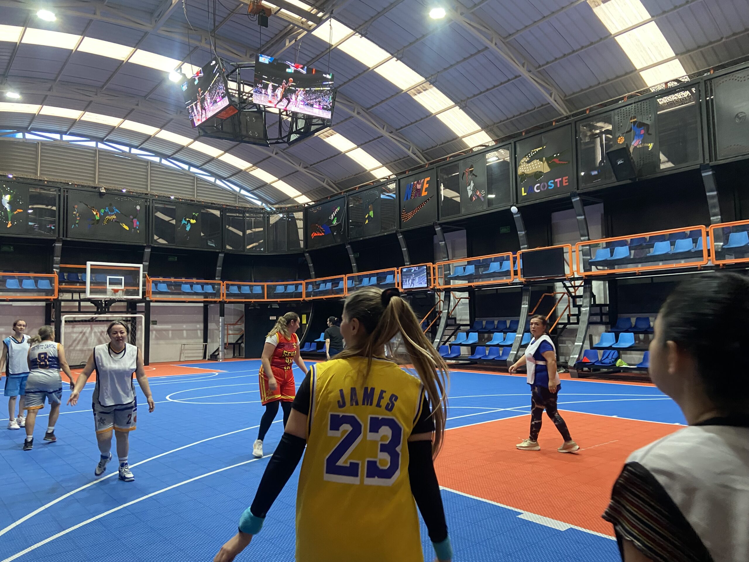 Baloncesti en el Coliseo El Quirigua