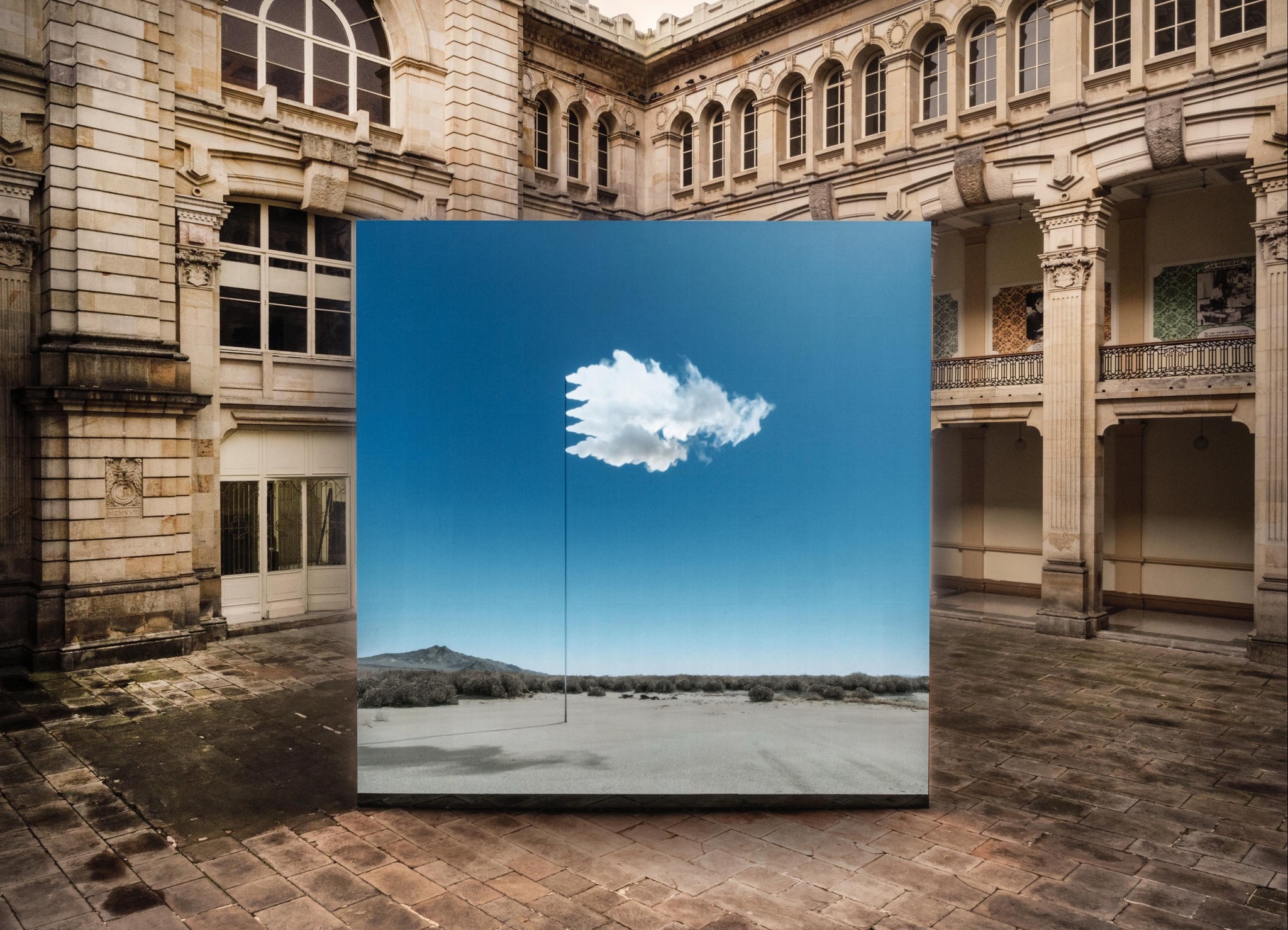 Foto de la obra Surrender (Flag), instalada en la plazoleta central del Palacio de San Francisco.