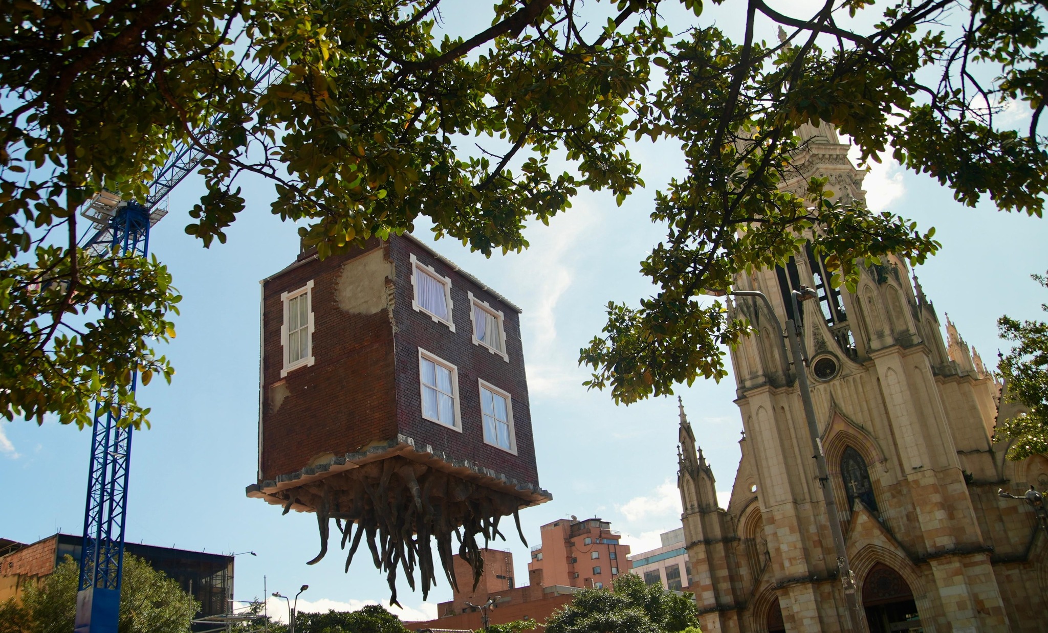 Foto de la obra Arrancada de raíz, elevada en el aire junto a la Basílica de Lourdes.