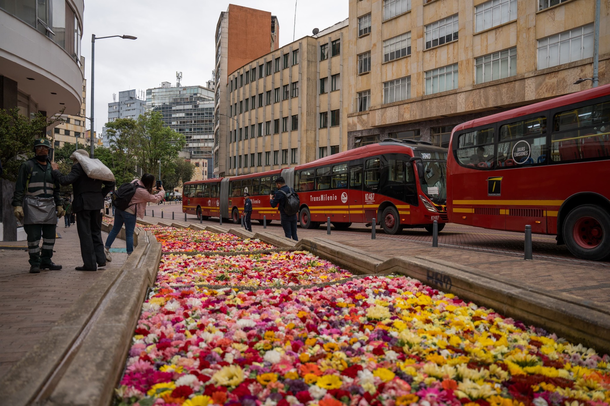 Foto de la obra El canto del río en el Eje Ambiental, con varias personas alrededor tomándole fotos a la obra.