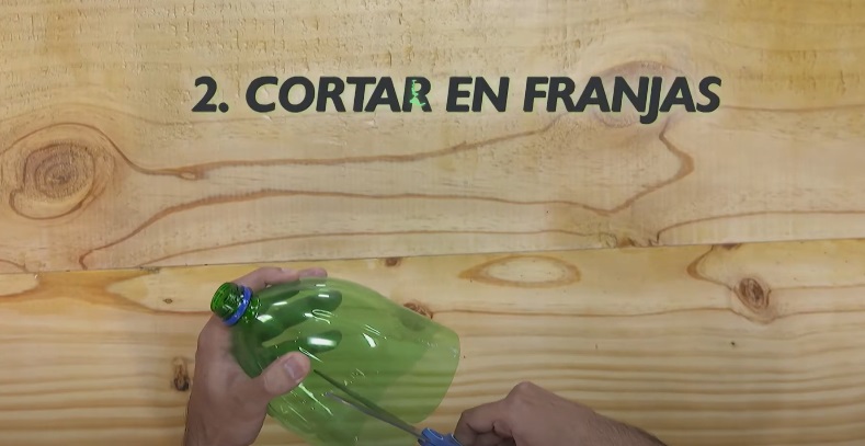 Escoba con material reciclable