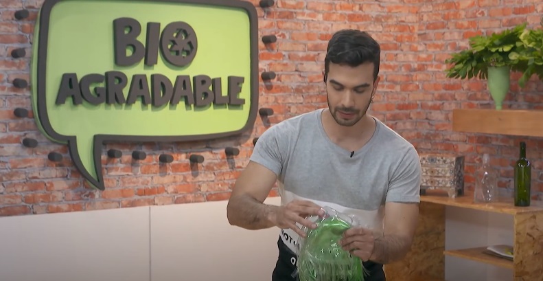 Escoba con material reciclable