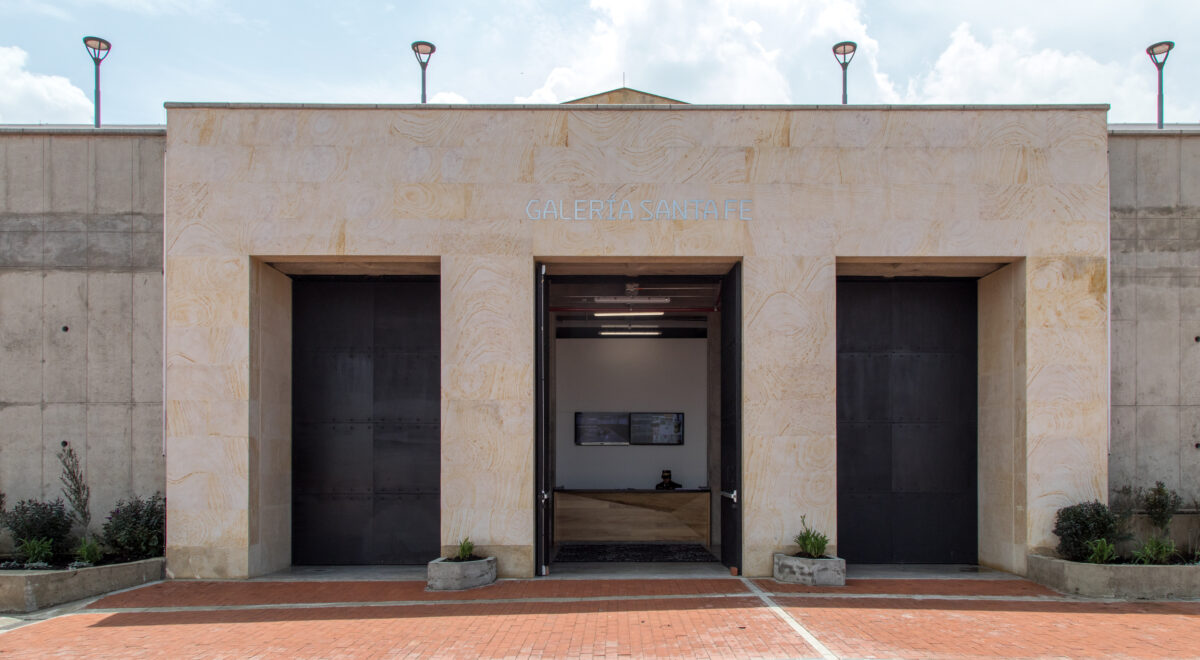 Foto de la entrada principal de la Galería Santa Fe.