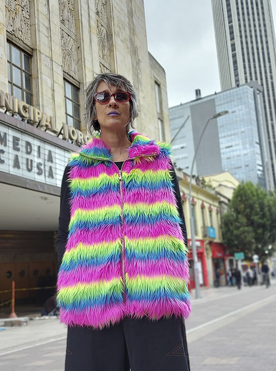 Andrea Echeverry presentadora de la serie con el Teatro Jorge Eliecer Gaitán de fondo