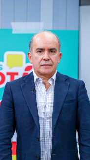Wilson Quimbay-Director- Hombre en plano medio con camisa azul clara y blazer azul oscuro