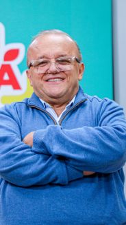 Manuel Salazar- presentador. Hombre con gafas en plano medio con los brazos cruzados y un buzo azul.