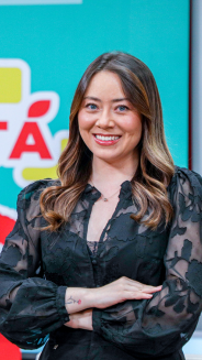 Yuri Paola Meneses- Periodista. Mujer e plano medio, cabello suelto a la altura de sus hombros, tiene los brazos cruzados y una blusa negra. 