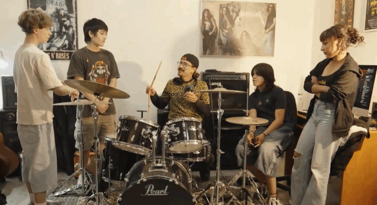 Chema junto a banda de metal Titanio