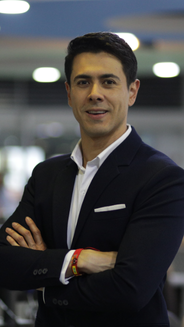 Carlos Díaz- presentador. Hombre en plano medio y brazos cruzados, con camisa blanca y blazer negro