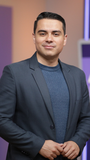 Yerson David Caucha- periodista- Hombre en plano medio con buso azul y blazer