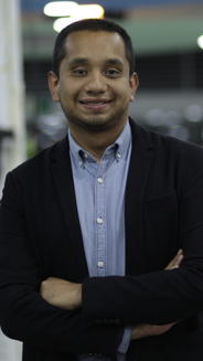 Mauricio Mora- productor. Hombre con brazos cruzados con camisa azul y blazer negro