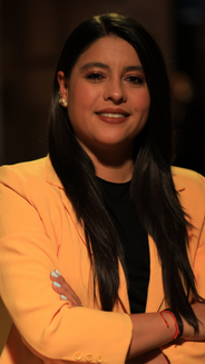 María del Carmen Rodríguez, mujer en plano medio conm el pelo negro suelto, brazos cruzados, blusa negra y blazer