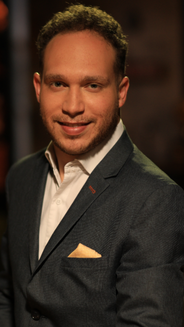 MIguel Porras, periodista. Hombre en plano medio con camisa blanca y blazer gris