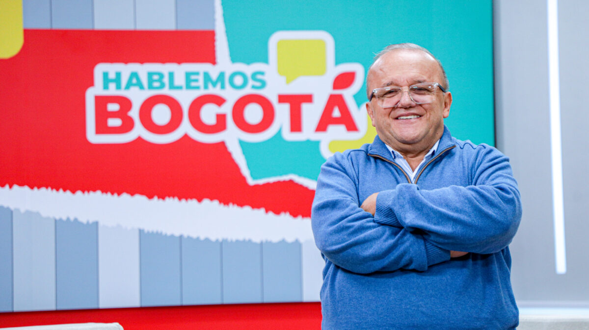 Manuel Antonio Salazar, presentador de Hablemos Bogotá, con un saco azul, en el Set de Hablemos Bogotá.