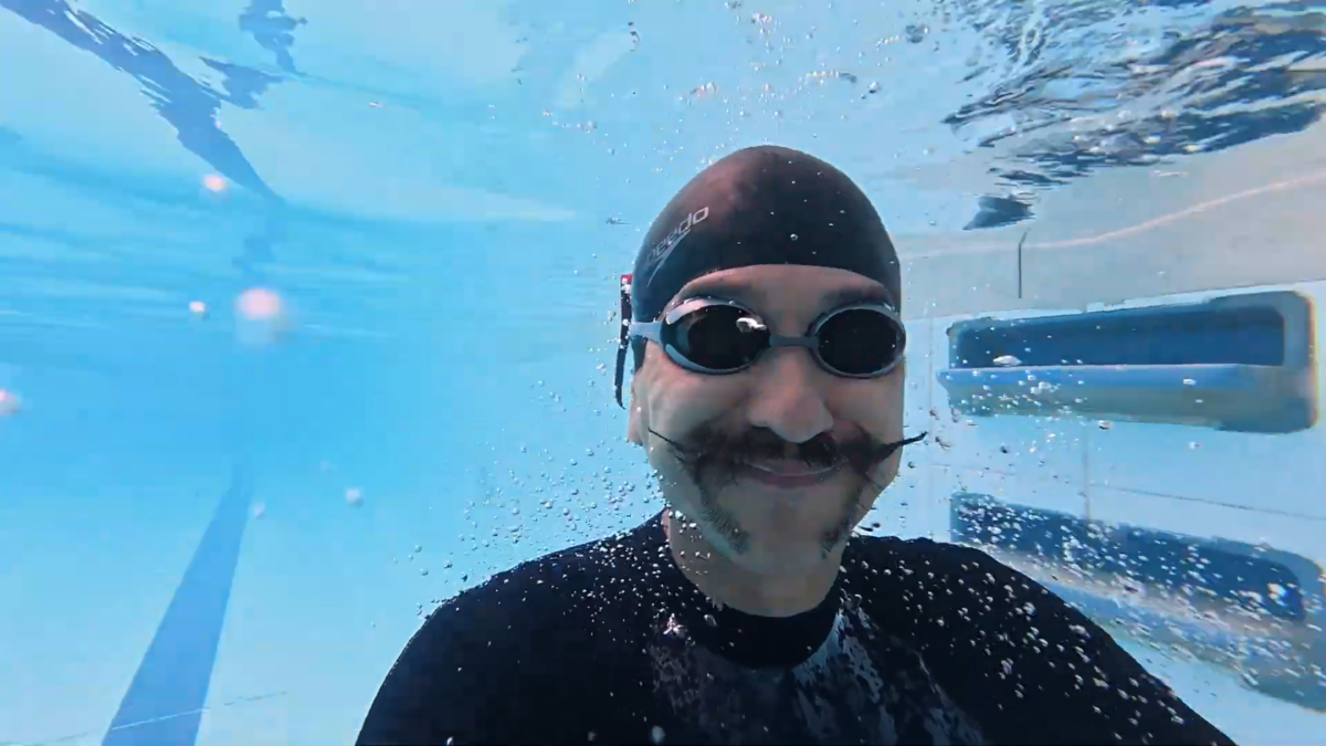 Chema aprendiendo sobre natación paralímpica