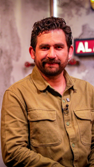 Foto de Andrés Salazar, vestido con una camisa color camel.