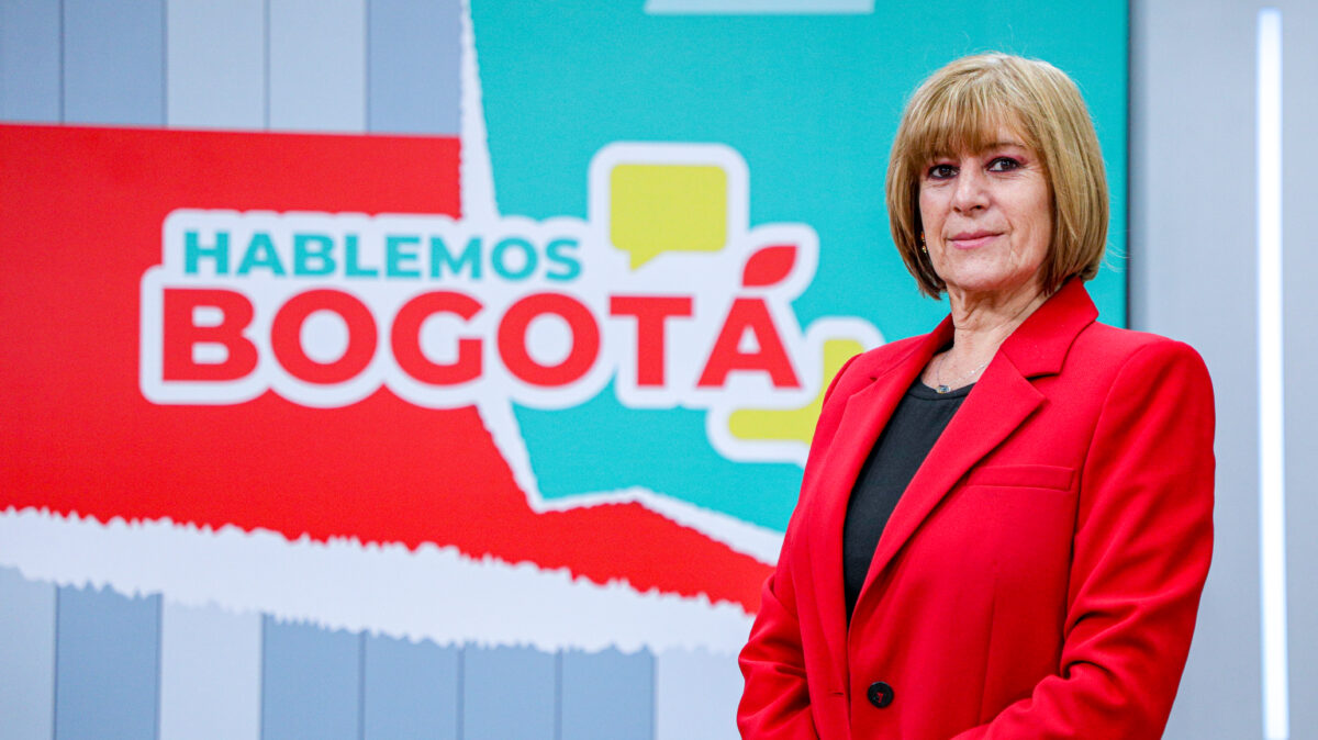 Julia Navarrete, jefe de emisión de Hablemos Bogotá con saco color rojo, en el set de Hablemos Bogotá.