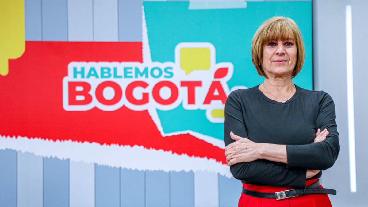 Julia Navarrete, jefe de emisión de Hablemos Bogotá con camisa color negro, en el set de Hablemos Bogotá.