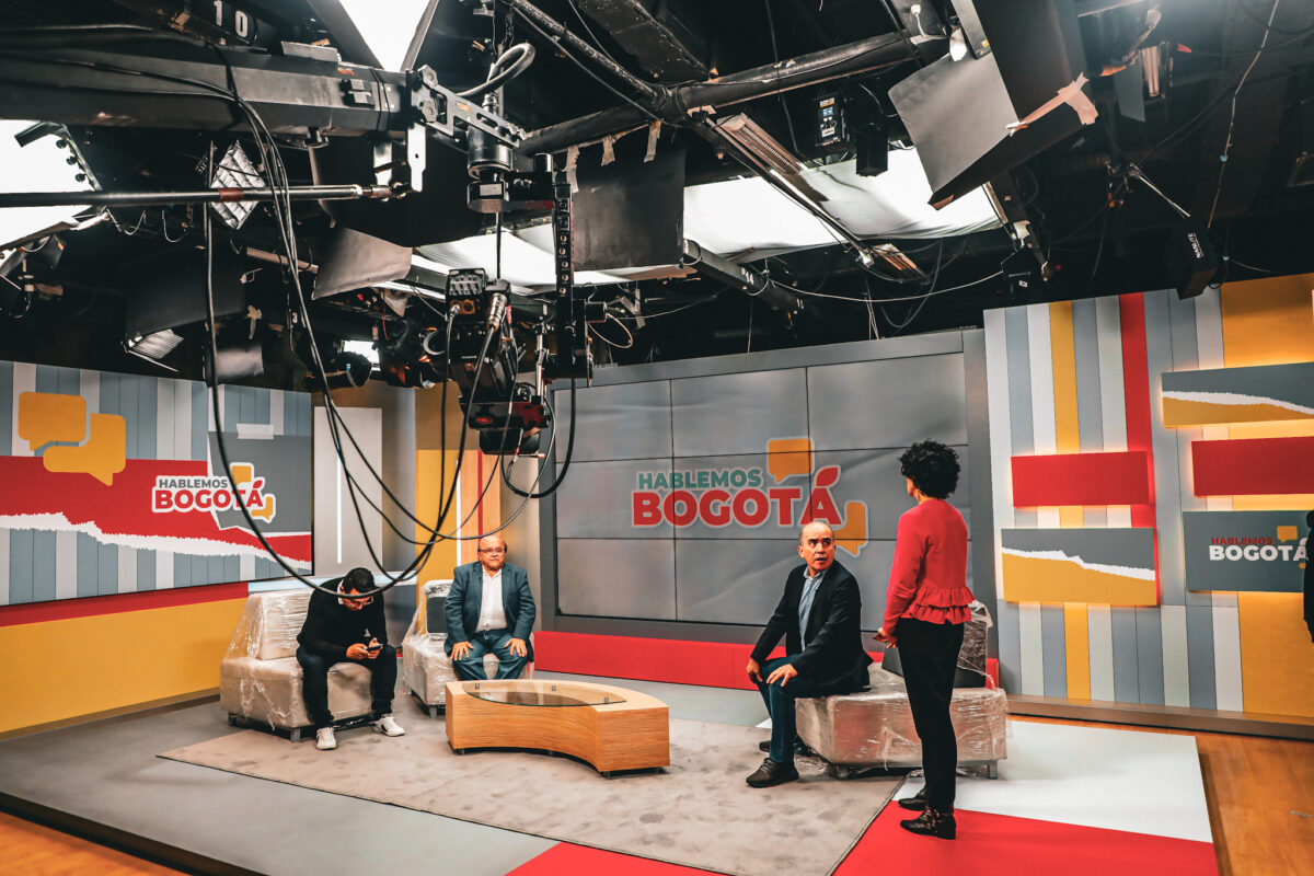 Foto del set de Hablemos Bogotá, donde se encuentran Magda Paez, Wilson Quimbay, Maurincio Naranjo y Manuel Salazar.