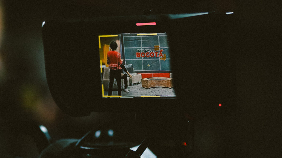 Vista de la cámara al set de Hablemos Bogotá donde se alcanza a ver a Magda Paez.