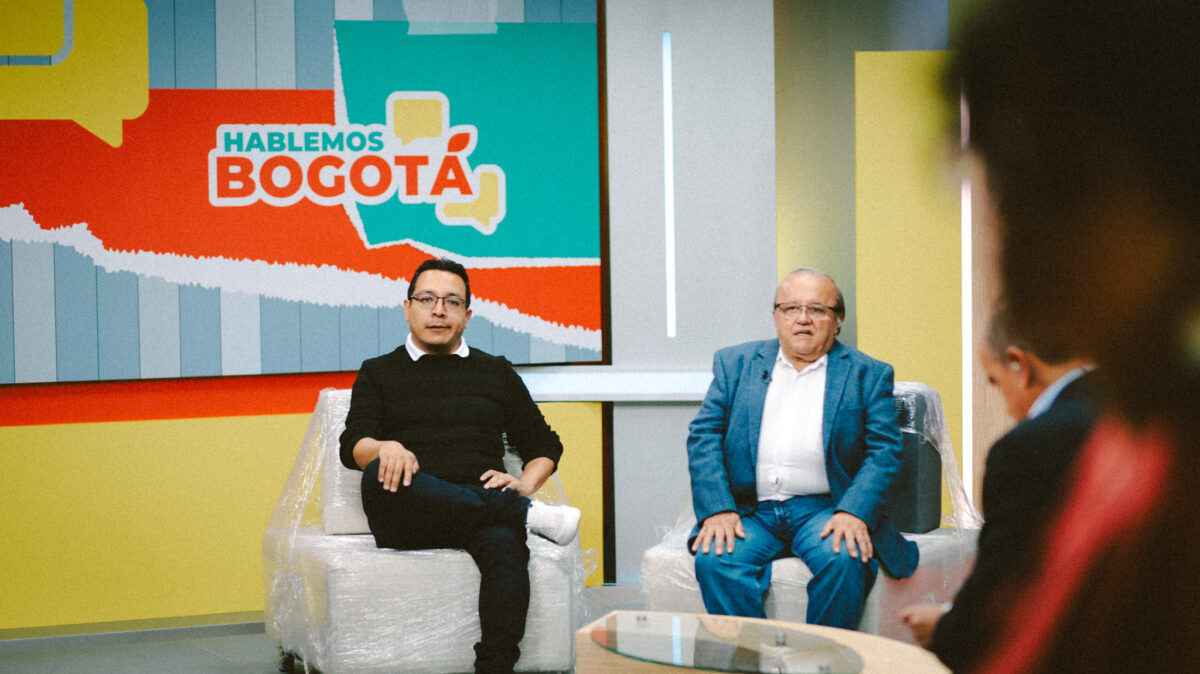 Foto del set de Hablemos Bogotá, donde se encuentran Maurincio Naranjo y Manuel Salazar.