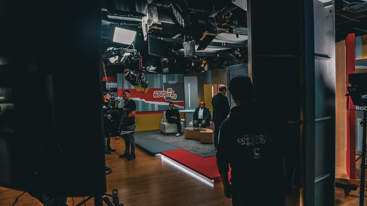 Foto del set de Hablemos Bogotá, donde se encuentran Maurincio Naranjo, Manuel Salazar, Wilson Quimbay de espaldas.