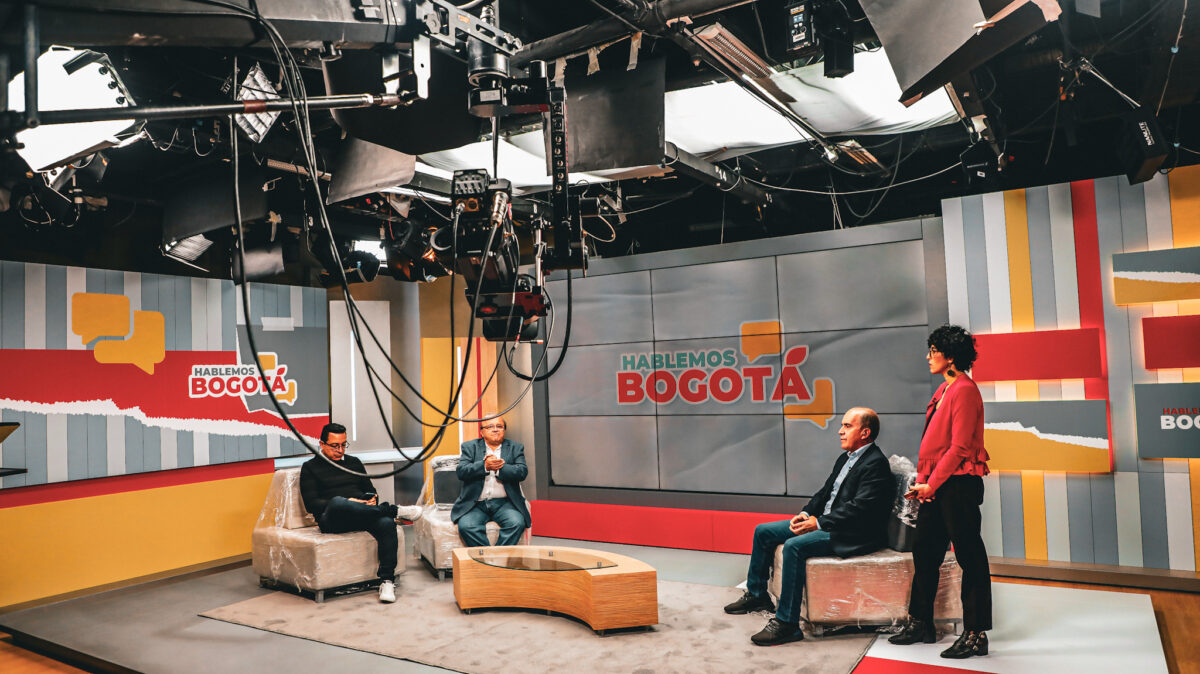 Foto del set de Hablemos Bogotá, donde se encuentran Maurincio Naranjo, Magda Paez, Wilson Quimbay y Manuel Salazar.