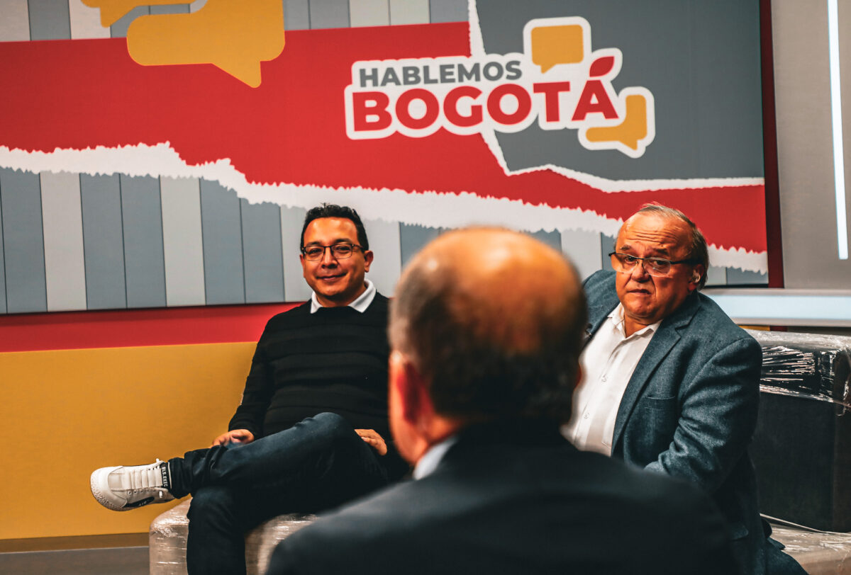 Foto del set de Hablemos Bogotá, donde se encuentran Maurincio Naranjo, Manuel Salazar, Wilson Quimbay de espaldas.