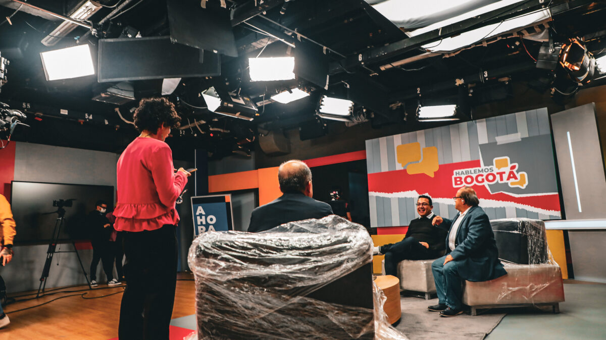 Foto del set de Hablemos Bogotá, donde se encuentran Magda Paez, Wilson Quimbay, Mauricio Naranjo y Manuel Salazar.
