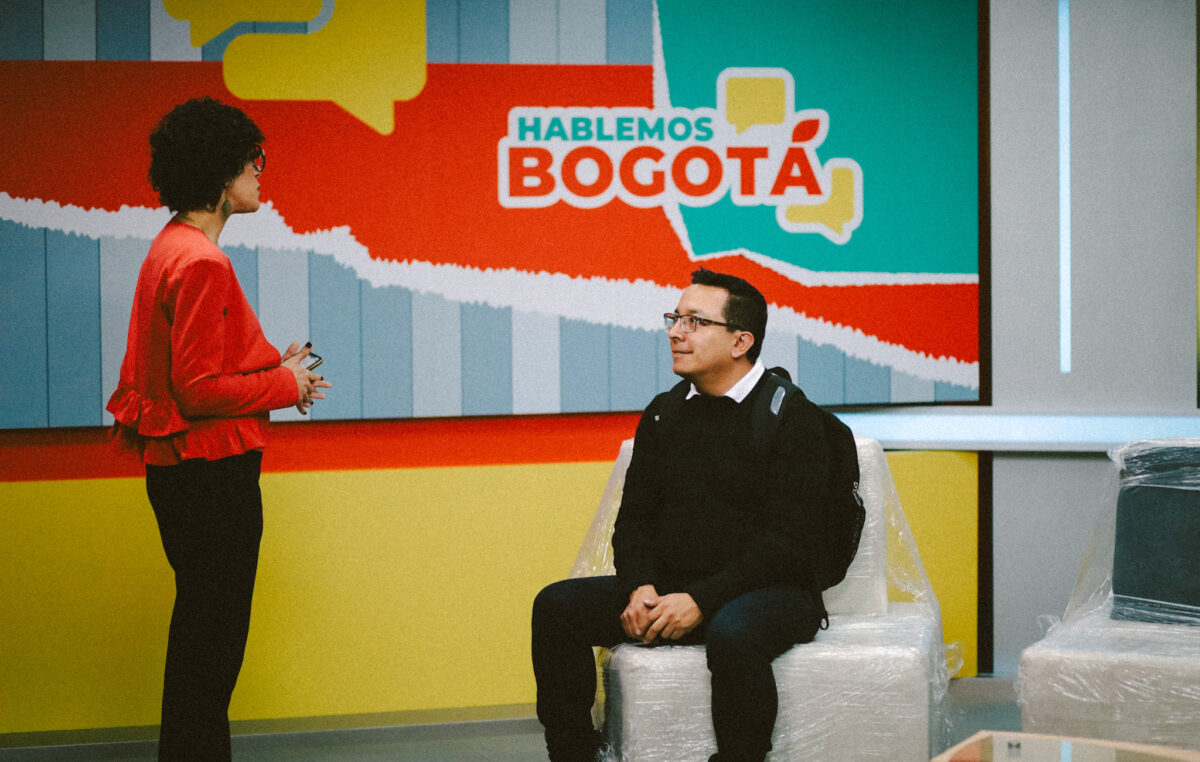 Foto del set de Hablemos Bogotá, donde se encuentran Magda Paez y Maurincio Naranjo.