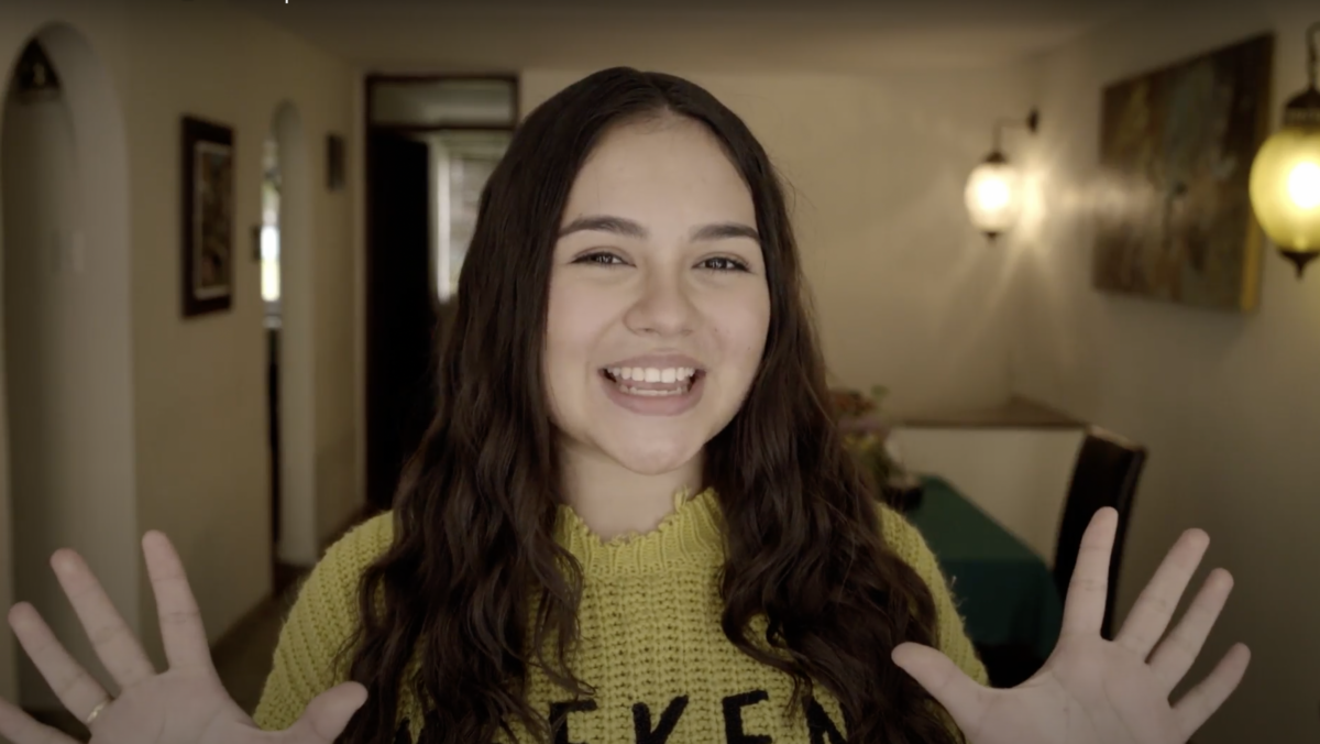 Isabella Sierra sonriendo